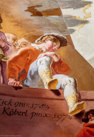 Schloss Bruchsal - Hauptbau / Corps de Logis - Beletage - Marmorsaal / Kaisersaal - Deckenfresko, äußere Zone, südöstlich des Zentrums der Decke - Darstellung von Januarius Zick, Sohn von Johannes Zick, der am Fresko mitgearbeitet hat; unten: Hinweise auf Jahresangaben der Fertigstellungen des orginialen Gemäldes und der Rekonstruktion (Deckenfresko urspünglich gemalt 1754 von Johannes Zick, originalgetreu rekonstruiert 1971 bis 1974 von Wolfram Köberl; Stuck urspünglich von Johann Michael Feuchtmayer dem Jüngeren, rekonstruiert 1962 bis 1969 von Jakob und Josef Schnitzer) (aufgenommen im Februar 2020, am Nachmittag)