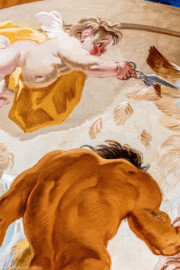 Schloss Bruchsal - Hauptbau / Corps de Logis - Beletage - Marmorsaal / Kaisersaal - Deckenfresko, äußere Zone, südöstlich des Zentrums der Decke - Oben: ein Putto stutzt mit einer Schere die Flügel von Fortuna; unten: Herakles bindet Fortuna an einer Säule fest (Deckenfresko urspünglich gemalt 1754 von Johannes Zick, originalgetreu rekonstruiert 1971 bis 1974 von Wolfram Köberl; Stuck urspünglich von Johann Michael Feuchtmayer dem Jüngeren, rekonstruiert 1962 bis 1969 von Jakob und Josef Schnitzer) (aufgenommen im Februar 2020, am späten Nachmittag)