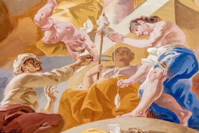 Schloss Bruchsal - Hauptbau / Corps de Logis - Beletage - Marmorsaal / Kaisersaal - Deckenfresko, äußere Zone, südöstlich des Zentrums der Decke - Darstellung der drei Parzen, der drei Schicksalsgöttinnen; ein Putto macht die Schere zum Durchschneiden des Schicksalsfadens unbrauchbar (Deckenfresko urspünglich gemalt 1754 von Johannes Zick, originalgetreu rekonstruiert 1971 bis 1974 von Wolfram Köberl; Stuck urspünglich von Johann Michael Feuchtmayer dem Jüngeren, rekonstruiert 1962 bis 1969 von Jakob und Josef Schnitzer) (aufgenommen im Februar 2020, am späten Nachmittag) Schloss Bruchsal - Hauptbau / Corps de Logis - Beletage - Marmorsaal / Kaisersaal - Deckenfresko, äußere Zone, südöstlich des Zentrums der Decke - Darstellung der drei Parzen, der drei Schicksalsgöttinnen; ein Putto macht die Schere zum Durchschneiden des Schicksalsfadens unbrauchbar (Deckenfresko urspünglich gemalt 1754 von Johannes Zick, originalgetreu rekonstruiert 1971 bis 1974 von Wolfram Köberl; Stuck urspünglich von Johann Michael Feuchtmayer dem Jüngeren, rekonstruiert 1962 bis 1969 von Jakob und Josef Schnitzer) (aufgenommen im Februar 2020, am späten Nachmittag)