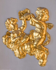 Schloss Bruchsal - Hauptbau / Corps de Logis - Beletage - Marmorsaal / Kaisersaal - Stuckmarmorsäulen, rechts neben dem Durchgang zum Jagdzimmer - Von Süden - Blick auf eine vergoldete Stuckverzierung mit zwei Putti (aufgenommen im Februar 2020, am späten Nachmittag) Schloss Bruchsal - Hauptbau / Corps de Logis - Beletage - Marmorsaal / Kaisersaal - Stuckmarmorsäulen, rechts neben dem Durchgang zum Jagdzimmer - Von Süden - Blick auf eine vergoldete Stuckverzierung mit zwei Putti (aufgenommen im Februar 2020, am späten Nachmittag)