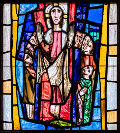 Waghäusel - Wallfahrtskirche - Von innen - Alter Chor - Nordostwand - Rechtes / östliches Fenster - Von Südwesten - Fenster "Die Verherrlichung Christi und Mariens" - Feld "Christi Himmelfahrt" - Ausschnitt (linke Bahn, zweites Feld von unten) aus dem Chorfenster (Entwurf von Valentin Peter Feuerstein, Neckarsteinach, 1960; Ausführung von der Glaswerkstatt Meysen, Heidelberg) (aufgenommen im Februar 2020, am späten Vormittag) Waghäusel - Wallfahrtskirche - Von innen - Alter Chor - Nordostwand - Rechtes / östliches Fenster - Von Südwesten - Fenster "Die Verherrlichung Christi und Mariens" - Feld "Christi Himmelfahrt" - Ausschnitt (linke Bahn, zweites Feld von unten) aus dem Chorfenster (Entwurf von Valentin Peter Feuerstein, Neckarsteinach, 1960; Ausführung von der Glaswerkstatt Meysen, Heidelberg) (aufgenommen im Februar 2020, am späten Vormittag)