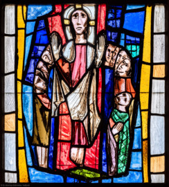 Waghäusel - Wallfahrtskirche - Von innen - Alter Chor - Nordostwand  - Rechtes / östliches Fenster - Von Südwesten - Fenster "Die Verherrlichung Christi und Mariens" - Feld "Christi Himmelfahrt" - Ausschnitt (linke Bahn, zweites Feld von unten) aus dem Chorfenster (Entwurf von Valentin Peter Feuerstein, Neckarsteinach, 1960; Ausführung von der Glaswerkstatt Meysen, Heidelberg) (aufgenommen im Februar 2020, am späten Vormittag)