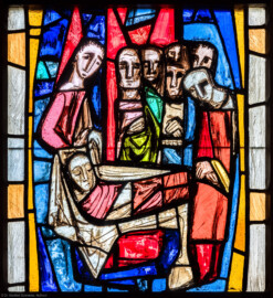 Waghäusel - Wallfahrtskirche - Von innen - Alter Chor - Nordostwand  - Rechtes / östliches Fenster - Von Südwesten - Fenster "Die Verherrlichung Christi und Mariens" - Feld "Entschlafung Mariens" - Ausschnitt (linke Bahn, oberstes Feld) aus dem Chorfenster (Entwurf von Valentin Peter Feuerstein, Neckarsteinach, 1960; Ausführung von der Glaswerkstatt Meysen, Heidelberg) (aufgenommen im Februar 2020, am späten Vormittag)