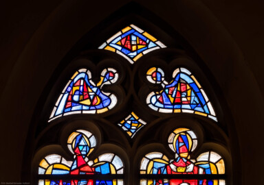 Waghäusel - Wallfahrtskirche - Von innen - Alter Chor - Nordostwand  - Rechtes / östliches Fenster - Von Südwesten - Fenster "Die Verherrlichung Christi und Mariens" - Maßwerk des Chorfensters (Entwurf von Valentin Peter Feuerstein, Neckarsteinach, 1960; Ausführung von der Glaswerkstatt Meysen, Heidelberg) (aufgenommen im Februar 2020, am späten Vormittag)