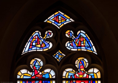 Waghäusel - Wallfahrtskirche - Von innen - Alter Chor - Nordostwand - Rechtes / östliches Fenster - Von Südwesten - Fenster "Die Verherrlichung Christi und Mariens" - Maßwerk des Chorfensters (Entwurf von Valentin Peter Feuerstein, Neckarsteinach, 1960; Ausführung von der Glaswerkstatt Meysen, Heidelberg) (aufgenommen im Februar 2020, am späten Vormittag) Waghäusel - Wallfahrtskirche - Von innen - Alter Chor - Nordostwand - Rechtes / östliches Fenster - Von Südwesten - Fenster "Die Verherrlichung Christi und Mariens" - Maßwerk des Chorfensters (Entwurf von Valentin Peter Feuerstein, Neckarsteinach, 1960; Ausführung von der Glaswerkstatt Meysen, Heidelberg) (aufgenommen im Februar 2020, am späten Vormittag)