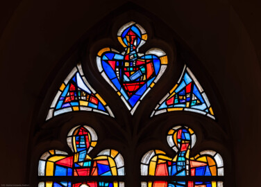 Waghäusel - Wallfahrtskirche - Von innen - Alter Chor - Nordwand  - Linkes / westliches Fenster- Von Süden - Fenster "Die Menschwerdung" - Maßwerk des linken Chorfensters (Entwurf von Valentin Peter Feuerstein, Neckarsteinach, 1960; Ausführung von der Glaswerkstatt Meysen, Heidelberg) (aufgenommen im Februar 2020, am späten Vormittag)