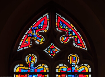 Waghäusel - Wallfahrtskirche - Von innen - Alter Chor - Nordwand  - Mittleres Fenster - Von Süden - Fenster "Die Passion" - Maßwerk des mittleren Chorfensters (Entwurf von Valentin Peter Feuerstein, Neckarsteinach, 1960; Ausführung von der Glaswerkstatt Meysen, Heidelberg) (aufgenommen im Februar 2020, am späten Vormittag)