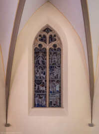 Waghäusel - Wallfahrtskirche - Von innen - Alter Chor - Südostwand  - Fenster - Von Nordwesten - Bildzyklus zum öffentlichen Wirken Jesu - Blick auf das dunkle Chorfenster (ohne Lichteinfall von außen;  Entwurf von Günther Zeuner, Speyer; Ausführung von Glaskunst Maurer, Speyer, 2004) (aufgenommen im Februar 2020, um die Mittagszeit)