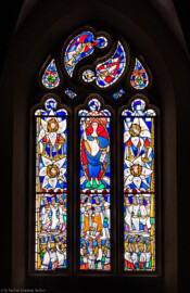 Waghäusel - Wallfahrtskirche - Von innen - Alter Chor - Ostwand  - Mittelfenster zum Kapuzinerchor - Von Westen - Das Fenster "Offenbarung des Johannes" - Blick auf das Mittelfenster im Chor (Entwurf von Valentin Peter Feuerstein, Neckarsteinach, 1971) (aufgenommen im Februar 2020, am frühen Nachmittag)