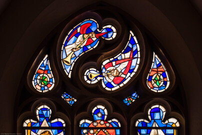 Waghäusel - Wallfahrtskirche - Von innen - Alter Chor - Ostwand  - Mittelfenster zum Kapuzinerchor - Von Westen - Fenster "Offenbarung des Johannes" - Maßwerk des Mittelfensters im Chor (Entwurf von Valentin Peter Feuerstein, Neckarsteinach, 1971) (aufgenommen im Februar 2020, am frühen Nachmittag)