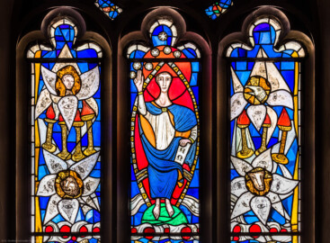 Waghäusel - Wallfahrtskirche - Von innen - Alter Chor - Ostwand  - Mittelfenster zum Kapuzinerchor - Von Westen - Fenster "Offenbarung des Johannes" - Drei Felder "Der Menschensohn und die vier Lebewesen (Offb 1,12-20)" - Ausschnitt (obere Zeile) aus dem Mittelfenster im Chor (Entwurf von Valentin Peter Feuerstein, Neckarsteinach, 1971) (aufgenommen im Februar 2020, am frühen Nachmittag)