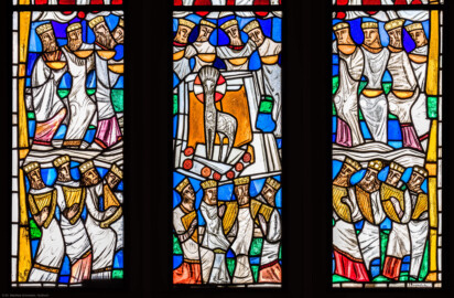 Waghäusel - Wallfahrtskirche - Von innen - Alter Chor - Ostwand  - Mittelfenster zum Kapuzinerchor - Von Westen - Fenster "Offenbarung des Johannes" - Drei Felder "Anbetung des Lammes durch die 24 Ältesten (Offb 5,7-14)" - Ausschnitt (untere Zeile) aus dem Mittelfenster im Chor (Entwurf von Valentin Peter Feuerstein, Neckarsteinach, 1971) (aufgenommen im Februar 2020, am Nachmittag)