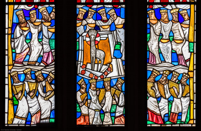 Waghäusel - Wallfahrtskirche - Von innen - Alter Chor - Ostwand - Mittelfenster zum Kapuzinerchor - Von Westen - Fenster "Offenbarung des Johannes" - Drei Felder "Anbetung des Lammes durch die 24 Ältesten (Offb 5,7-14)" - Ausschnitt (untere Zeile) aus dem Mittelfenster im Chor (Entwurf von Valentin Peter Feuerstein, Neckarsteinach, 1971) (aufgenommen im Februar 2020, am Nachmittag) Waghäusel - Wallfahrtskirche - Von innen - Alter Chor - Ostwand - Mittelfenster zum Kapuzinerchor - Von Westen - Fenster "Offenbarung des Johannes" - Drei Felder "Anbetung des Lammes durch die 24 Ältesten (Offb 5,7-14)" - Ausschnitt (untere Zeile) aus dem Mittelfenster im Chor (Entwurf von Valentin Peter Feuerstein, Neckarsteinach, 1971) (aufgenommen im Februar 2020, am Nachmittag)