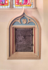 Waghäusel - Wallfahrtskirche - Von innen - Alter Chor - Nordwand - Blick auf die alte Sakramentsnische (das alte Tabernakel) mit dem (Teil-) Wappen von Matthias von Rammung (1417-1478, ab 1464 Bischof von Speyer) (aufgenommen im Februar 2020, am Nachmittag)