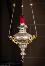 Waghäusel - Wallfahrtskirche - Von innen - Längsschiff - Links des Gnadenaltars - von Westen - Blick auf die Ewig-Licht-Ampel (aufgenommen im Februar 2020, am späten Nachmittag) Waghäusel - Wallfahrtskirche - Von innen - Längsschiff - Links des Gnadenaltars - von Westen - Blick auf die Ewig-Licht-Ampel (aufgenommen im Februar 2020, am späten Nachmittag)