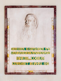 Waghäusel - Wallfahrtskirche - Von innen - Längsschiff - Nordwand, östlich der Kanzel - von Süden - Blick auf die Gedenktafel zum 200. Todestag des Volkspredigers Martin von Cochem (OFM Cap, 1634-1712) (Gipsmodell der beim Brand zerstörten Marmortafel; geschaffen von Jakob Blaser, 1912) (aufgenommen im Februar 2020, am späten Nachmittag)