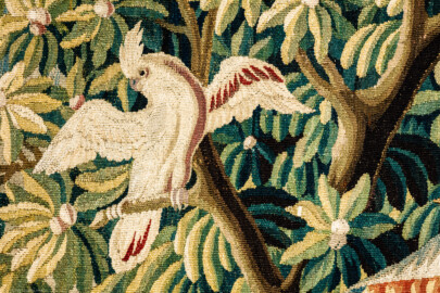 Schloss Bruchsal - Hauptbau / Corps de Logis - Beletage - Vorzimmer - Westliche Wand - Ausschnitt mit einem Kakadu aus der Tapisserie "Ausblick auf Tempel und Wasserfall" aus der fünfteiligen Folge "Exotische Landschaften" (Inv.Nr. G 134; Höhe x Breite: 296 cm x 374 cm; Marke / Signatur: MR.DAVBVSSON / P.COVLODON; hergestellt in der Manufacture Royale d'Aubusson, Ateliers Reynaud und Pierre Couloudon, 2. Viertel / Mitte 18. Jahrhundert) (aufgenommen im Februar 2020, am späten Vormittag) Schloss Bruchsal - Hauptbau / Corps de Logis - Beletage - Vorzimmer - Westliche Wand - Ausschnitt mit einem Kakadu aus der Tapisserie "Ausblick auf Tempel und Wasserfall" aus der fünfteiligen Folge "Exotische Landschaften" (Inv.Nr. G 134; Höhe x Breite: 296 cm x 374 cm; Marke / Signatur: MR.DAVBVSSON / P.COVLODON; hergestellt in der Manufacture Royale d'Aubusson, Ateliers Reynaud und Pierre Couloudon, 2. Viertel / Mitte 18. Jahrhundert) (aufgenommen im Februar 2020, am späten Vormittag)