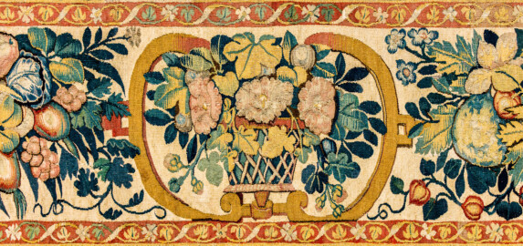 Schloss Bruchsal - Hauptbau / Corps de Logis - Beletage - Arbeitszimmer / Wohnzimmer - Westwand - Ausschnitt (untere Bordüre, rechts der Mitte) aus der Tapisserie "Abigail vor David" aus dem fünfteiligen Zyklus "Die Geschichte von David und Abigail" (Begebenheit aus dem Alten Testament, 1. Buch Samuel, Kapitel 25) (Inv.Nr. G 107; Höhe x Breite: 280,5 cm x 408 cm; Marke / Signatur: dreiblättriges Kleeblatt (rechte untere Ecke der Bordüre); hergestellt vermutlich in Brüssel, 3. Viertel des 16. Jahrhunderts) (aufgenommen im März 2020, am frühen Nachmittag) Schloss Bruchsal - Hauptbau / Corps de Logis - Beletage - Arbeitszimmer / Wohnzimmer - Westwand - Ausschnitt (untere Bordüre, rechts der Mitte) aus der Tapisserie "Abigail vor David" aus dem fünfteiligen Zyklus "Die Geschichte von David und Abigail" (Begebenheit aus dem Alten Testament, 1. Buch Samuel, Kapitel 25) (Inv.Nr. G 107; Höhe x Breite: 280,5 cm x 408 cm; Marke / Signatur: dreiblättriges Kleeblatt (rechte untere Ecke der Bordüre); hergestellt vermutlich in Brüssel, 3. Viertel des 16. Jahrhunderts) (aufgenommen im März 2020, am frühen Nachmittag)