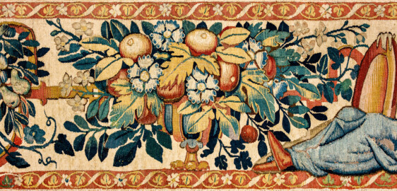 Schloss Bruchsal - Hauptbau / Corps de Logis - Beletage - Arbeitszimmer / Wohnzimmer - Westwand - Ausschnitt (untere Bordüre, links der Mitte) aus der Tapisserie "Abigail vor David" aus dem fünfteiligen Zyklus "Die Geschichte von David und Abigail" (Begebenheit aus dem Alten Testament, 1. Buch Samuel, Kapitel 25) (Inv.Nr. G 107; Höhe x Breite: 280,5 cm x 408 cm; Marke / Signatur: dreiblättriges Kleeblatt (rechte untere Ecke der Bordüre); hergestellt vermutlich in Brüssel, 3. Viertel des 16. Jahrhunderts) (aufgenommen im März 2020, am frühen Nachmittag) Schloss Bruchsal - Hauptbau / Corps de Logis - Beletage - Arbeitszimmer / Wohnzimmer - Westwand - Ausschnitt (untere Bordüre, links der Mitte) aus der Tapisserie "Abigail vor David" aus dem fünfteiligen Zyklus "Die Geschichte von David und Abigail" (Begebenheit aus dem Alten Testament, 1. Buch Samuel, Kapitel 25) (Inv.Nr. G 107; Höhe x Breite: 280,5 cm x 408 cm; Marke / Signatur: dreiblättriges Kleeblatt (rechte untere Ecke der Bordüre); hergestellt vermutlich in Brüssel, 3. Viertel des 16. Jahrhunderts) (aufgenommen im März 2020, am frühen Nachmittag)