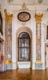 Schloss Bruchsal - Hauptbau / Corps de Logis - Beletage - Fürstensaal - Westwand, südliche Hälfte - Von Osten - Blick auf die Fenster zum Kuppelsaal (aufgenommen im März 2020, am späten Vormittag)