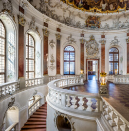 Schloss Bruchsal - Hauptbau / Corps de Logis - Treppenhaus / Kuppelsaal - Blick vom südwestlichen Fenster des Fürstensaals in das Treppenhaus hinunter und in den Kuppelsaal hinein (Treppenhaus und Treppe entworfen von Balthasar Neumann um 1731) (aufgenommen im März 2020, am späten Vormittag) Schloss Bruchsal - Hauptbau / Corps de Logis - Treppenhaus / Kuppelsaal - Blick vom südwestlichen Fenster des Fürstensaals in das Treppenhaus hinunter und in den Kuppelsaal hinein (Treppenhaus und Treppe entworfen von Balthasar Neumann um 1731) (aufgenommen im März 2020, am späten Vormittag)