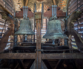 Bruchsal - Peterskirche / St. Peter - Westturm - Von Innen / Von Norden - Blick nach Süden in den Glockenstuhl (entworfen von Balthasar Neumann, angefertigt 1745 unter Johann Georg Stahl) und auf zwei Glocken (links: St. Maria-Glocke (Glocke Nr. 2 / 120 cm / 887 kg / e'+3), rechts: St. Peter und Paul-Glocke (Glocke Nr. 1 / 150 cm / 1500 kg / cis'+7); Glocken gegossen 1745 in Würzburg, Glockengießer Johann Adam Roth, Material Bronze) (aufgenommen im März 2020, um die Mittagszeit) Bruchsal - Peterskirche / St. Peter - Westturm - Von Innen / Von Norden - Blick nach Süden in den Glockenstuhl (entworfen von Balthasar Neumann, angefertigt 1745 unter Johann Georg Stahl) und auf zwei Glocken (links: St. Maria-Glocke (Glocke Nr. 2 / 120 cm / 887 kg / e'+3), rechts: St. Peter und Paul-Glocke (Glocke Nr. 1 / 150 cm / 1500 kg / cis'+7); Glocken gegossen 1745 in Würzburg, Glockengießer Johann Adam Roth, Material Bronze) (aufgenommen im März 2020, um die Mittagszeit)