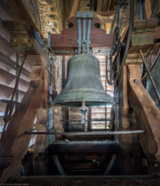 Bruchsal - Peterskirche / St. Peter - Westturm - Von Innen / Von Norden - Blick nach Süden in den Glockenstuhl (entworfen von Balthasar Neumann, angefertigt 1745 unter Johann Georg Stahl) und auf die linke / östliche St. Maria-Glocke (Glocke Nr. 2 / 120 cm / 887 kg / e'+3; Glocke gegossen 1745 in Würzburg, Glockengießer Johann Adam Roth, Material Bronze) (aufgenommen im März 2020, am frühen Nachmittag) Bruchsal - Peterskirche / St. Peter - Westturm - Von Innen / Von Norden - Blick nach Süden in den Glockenstuhl (entworfen von Balthasar Neumann, angefertigt 1745 unter Johann Georg Stahl) und auf die linke / östliche St. Maria-Glocke (Glocke Nr. 2 / 120 cm / 887 kg / e'+3; Glocke gegossen 1745 in Würzburg, Glockengießer Johann Adam Roth, Material Bronze) (aufgenommen im März 2020, am frühen Nachmittag)