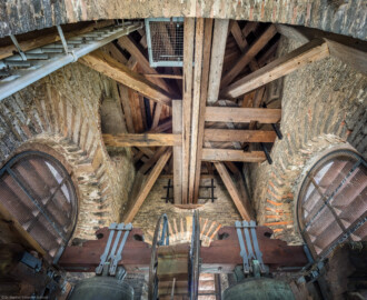 Bruchsal - Peterskirche / St. Peter - Westturm - Von Innen / Von Norden - Blick nach oben und nach Süden in den Glockenstuhl (entworfen von Balthasar Neumann, angefertigt 1745 unter Johann Georg Stahl) und den Turm (links: St. Maria-Glocke (Glocke Nr. 2 / 120 cm / 887 kg / e'+3), rechts: St. Peter und Paul-Glocke (Glocke Nr. 1 / 150 cm / 1500 kg / cis'+7)) (aufgenommen im März 2020, am Nachmittag) Bruchsal - Peterskirche / St. Peter - Westturm - Von Innen / Von Norden - Blick nach oben und nach Süden in den Glockenstuhl (entworfen von Balthasar Neumann, angefertigt 1745 unter Johann Georg Stahl) und den Turm (links: St. Maria-Glocke (Glocke Nr. 2 / 120 cm / 887 kg / e'+3), rechts: St. Peter und Paul-Glocke (Glocke Nr. 1 / 150 cm / 1500 kg / cis'+7)) (aufgenommen im März 2020, am Nachmittag)