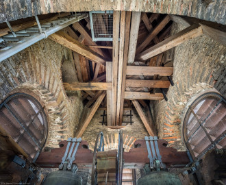 Bruchsal - Peterskirche / St. Peter - Westturm - Von Innen / Von Norden - Blick nach oben und nach Süden in den Glockenstuhl (entworfen von Balthasar Neumann, angefertigt 1745 unter Johann Georg Stahl) und den Turm (links: St. Maria-Glocke (Glocke Nr. 2 / 120 cm / 887 kg / e'+3), rechts: St. Peter und Paul-Glocke (Glocke Nr. 1 / 150 cm / 1500 kg / cis'+7)) (aufgenommen im März 2020, am Nachmittag) Bruchsal - Peterskirche / St. Peter - Westturm - Von Innen / Von Norden - Blick nach oben und nach Süden in den Glockenstuhl (entworfen von Balthasar Neumann, angefertigt 1745 unter Johann Georg Stahl) und den Turm (links: St. Maria-Glocke (Glocke Nr. 2 / 120 cm / 887 kg / e'+3), rechts: St. Peter und Paul-Glocke (Glocke Nr. 1 / 150 cm / 1500 kg / cis'+7)) (aufgenommen im März 2020, am Nachmittag)