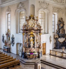 Bruchsal - Peterskirche / St. Peter - Von Innen / Von Nordwest - Blick vom östlichen Fenster des westlichen Oratoriums auf den südöstlichen Seitenaltar der Vierung, gewidmet Maria Immaculata (Altar geschaffen von Johann Michael Feuchtmayer, 1754-1756; Maria-Plastik gefertigt von Joachim Günther) (aufgenommen im März 2020, am Nachmittag)