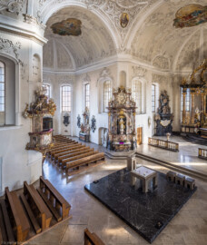 Bruchsal - Peterskirche / St. Peter - Von Innen / Von Nordwest - Blick vom östlichen Fenster des westlichen Oratoriums auf die Altarinsel, die Altäre, die Kanzel sowie in das östliche Querschiff und den südlichen Chor (aufgenommen im März 2020, am Nachmittag)