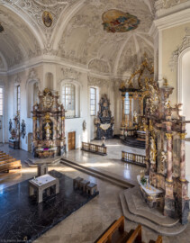 Bruchsal - Peterskirche / St. Peter - Von Innen / Von Nordwest - Blick vom südlichen Fenster des westlichen Oratoriums auf die Altarinsel, die Altäre und den Chor (aufgenommen im März 2020, am späten Nachmittag)