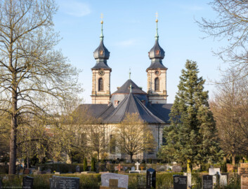 Bruchsal - Peterskirche / St. Peter - Von Außen / Von Süden - Blick vom Hauptfriedhof auf die Südfassade, die Kuppel und die Doppeltürme (aufgenommen im März 2020, am späten Nachmittag)