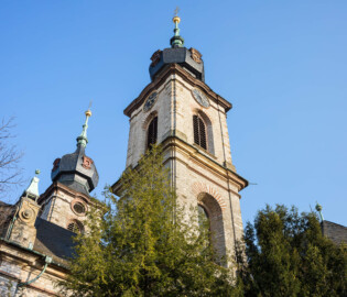 Bruchsal - Peterskirche / St. Peter - Von Außen / Von Nordwest - Blick von der Peter-und-Paul-Straße nach oben auf den Westturm, links der Ostturm (aufgenommen im März 2020, am späten Nachmittag)