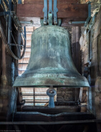 Bruchsal - Peterskirche / St. Peter - Westturm - Von Innen / Von Norden - Blick nach Süden auf die rechte / westliche St. Peter und Paul-Glocke (Glocke Nr. 1 / 150 cm / 1500 kg / cis'+7; Glocke gegossen 1745 in Würzburg, Glockengießer Johann Adam Roth, Material Bronze) (aufgenommen im März 2020, am frühen Nachmittag) Bruchsal - Peterskirche / St. Peter - Westturm - Von Innen / Von Norden - Blick nach Süden auf die rechte / westliche St. Peter und Paul-Glocke (Glocke Nr. 1 / 150 cm / 1500 kg / cis'+7; Glocke gegossen 1745 in Würzburg, Glockengießer Johann Adam Roth, Material Bronze) (aufgenommen im März 2020, am frühen Nachmittag)
