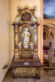 Waghäusel - Wallfahrtskirche - Von innen - Längsschiff - Im Nordosten - Josefsaltar - Von Westen - Blick auf den Josefsaltar mit der Josefsstatue, die Putti mit Zimmermannswerkzeugen (Heiligenattribute von Josef) und dem Gemälde "Tod des hl. Josef im Beisein Mariens und Johannes" (Josefsaltar gestaltet 1931 von Emil Sutor, 1888-1974; Josefsstatue aus der Pfarrei Malsch) (aufgenommen im April 2020, am späten Vormittag)
