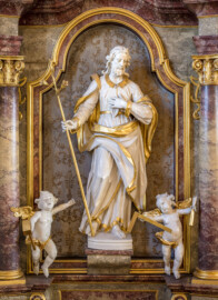 Waghäusel - Wallfahrtskirche - Von innen - Längsschiff - Im Nordosten - Josefsaltar - Von Westen - Blick auf die Josefsstatue des Josefsaltars und die Putti mit Zimmermannswerkzeugen (Heiligenattribute von Josef) (Josefsaltar gestaltet 1931 von Emil Sutor, 1888-1974; Josefsstatue aus der Pfarrei Malsch) (aufgenommen im April 2020, um die Mittagszeit)