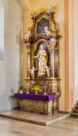 Waghäusel - Wallfahrtskirche - Von innen - Längsschiff - Im Nordosten - Josefsaltar - Von Südwesten - Blick auf den Josefsaltar mit der Josefsstatue, die Putti mit Zimmermannswerkzeugen (Heiligenattribute von Josef) und dem Gemälde "Tod des hl. Josef im Beisein Mariens und Johannes" (Josefsaltar gestaltet 1931 von Emil Sutor, 1888-1974; Josefsstatue aus der Pfarrei Malsch) (aufgenommen im April 2020, am Nachmittag)