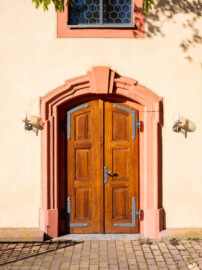 Waghäusel - Wallfahrtskirche - Von Außen / Von Süden - Blick auf das südliche Portal zur Kirche (aufgenommen im April 2020, am späten Nachmittag)