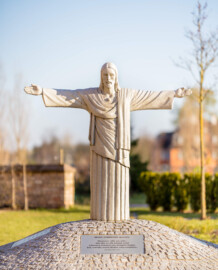 Waghäusel - Wallfahrtskirche - Garten - Von Außen / Von Nordwest - Blick auf die Christusfigur im Garten der Auferstehung - "Kommt alle zu mir, die ihr euch plagt und schwere Lasten zu tragen habt. Ich werde euch Ruhe verschaffen." (Bibel, Mt 11,28) (aufgenommen im April 2020, am frühen Abend)