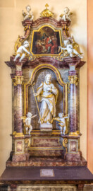 Waghäusel - Wallfahrtskirche - Von innen - Längsschiff - Im Nordosten - Josefsaltar - Von Westen - Blick auf den Josefsaltar mit der Josefsstatue, die Putti mit Zimmermannswerkzeugen (Heiligenattribute von Josef) und dem Gemälde "Tod des hl. Josef im Beisein Mariens und Johannes" (Josefsaltar gestaltet 1931 von Emil Sutor, 1888-1974; Josefsstatue aus der Pfarrei Malsch) (aufgenommen im April 2020, am späten Vormittag)