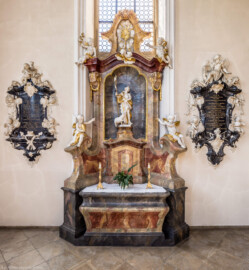 Bruchsal - Peterskirche / St. Peter - Östliches Querschiff, Südwand - Kriegeraltar - Von Norden - Blick auf den sog. "Kriegeraltar" mit der Statue Johannes des Täufers (Altar in weißer Farbfassung errichtet 1915, in der Nische ein sterbender Soldat; 1962 neue Farbfassung und Austausch der Statue) (aufgenommen im April 2020, am späten Vormittag)