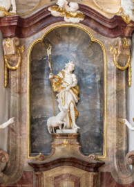 Bruchsal - Peterskirche / St. Peter - Östliches Querschiff, Südwand - Kriegeraltar - Von Norden - Blick auf die Statue des Johannes des Täufers am sog. "Kriegeraltar" (Altar in weißer Farbfassung errichtet 1915, in der Nische ein sterbender Soldat; 1962 neue Farbfassung und Austausch der Statue) (aufgenommen im April 2020, um die Mittagszeit)