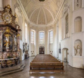 Bruchsal - Peterskirche / St. Peter - Westliches Querschiff - Von Osten - Blick von der Altarinsel in das westliche Querschiff, links vorne der Sebastiansaltar, links hinten der Nepomukaltar (aufgenommen im April 2020, am frühen Nachmittag)