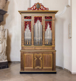 Bruchsal - Peterskirche / St. Peter - Chor, Westseite - Chororgel - Von Osten - Blick auf die mobile Chororgel (gebaut von der Orgelbaufirma Vladimir Šlajch, Borovany/Tschechien (2002 ?) als Kopie einer Chororgel im Prager Veitsdom nach Vorbildern des böhmischen Orgelbauers Abraham Starck) (aufgenommen im April 2020, am frühen Nachmittag)
