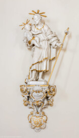 Bruchsal - Peterskirche / St. Peter - Chor, Westseite - Von Osten - Blick auf eine Figur eines Zunftheiligen, St. Joseph und dem Zunftschild der Zimmerleute (aufgenommen im April 2020, am frühen Nachmittag)