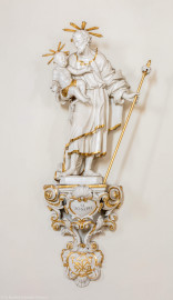 Bruchsal - Peterskirche / St. Peter - Chor, Westseite - Von Osten - Blick auf eine Figur eines Zunftheiligen, St. Joseph und dem Zunftschild der Zimmerleute (aufgenommen im April 2020, am frühen Nachmittag) Bruchsal - Peterskirche / St. Peter - Chor, Westseite - Von Osten - Blick auf eine Figur eines Zunftheiligen, St. Joseph und dem Zunftschild der Zimmerleute (aufgenommen im April 2020, am frühen Nachmittag)