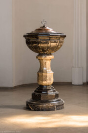 Bruchsal - Peterskirche / St. Peter - Chor - Taufstein - Von Westen - Blick auf den Taufstein im Sonnenlicht (geschaffen vom Bruchsaler Steinhauermeister Joseph Weber, 1752) (aufgenommen im April 2020, am frühen Nachmittag) Bruchsal - Peterskirche / St. Peter - Chor - Taufstein - Von Westen - Blick auf den Taufstein im Sonnenlicht (geschaffen vom Bruchsaler Steinhauermeister Joseph Weber, 1752) (aufgenommen im April 2020, am frühen Nachmittag)