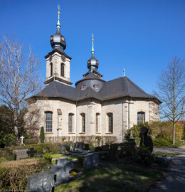 Bruchsal - Peterskirche / St. Peter - Von Südwest - Blick vom Hauptfriedhof auf die Südwestfassade, die Kuppel und die Türme (aufgenommen im April 2020, am Nachmittag)