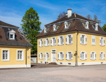 Schloss Bruchsal - Schlossgarten - Wohnungen von Hofangestellten im Westen - Blick von Südwest auf die ehemalige Hofgärtnerwohnung (rechts) sowie die ehemalige Hofjägerwohnung (links) (aufgenommen im April 2020, am späten Nachmittag) Schloss Bruchsal - Schlossgarten - Wohnungen von Hofangestellten im Westen - Blick von Südwest auf die ehemalige Hofgärtnerwohnung (rechts) sowie die ehemalige Hofjägerwohnung (links) (aufgenommen im April 2020, am späten Nachmittag)